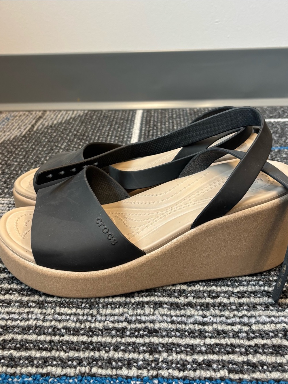 CROCS Brooklyn Ankle Strap Wedge Women’s Sandals Black size 8